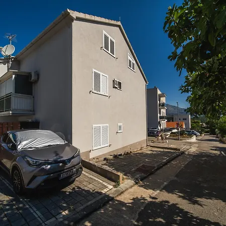 Violet Red Yellow 아파트