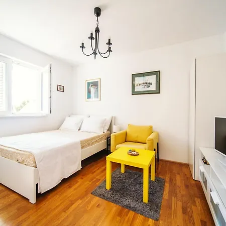 아파트 Violet Red Yellow