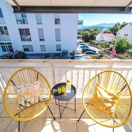 Violet Red Yellow 코츌라