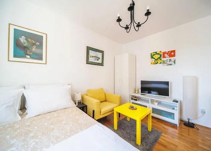 Apartment Violet Red Yellow Korčula