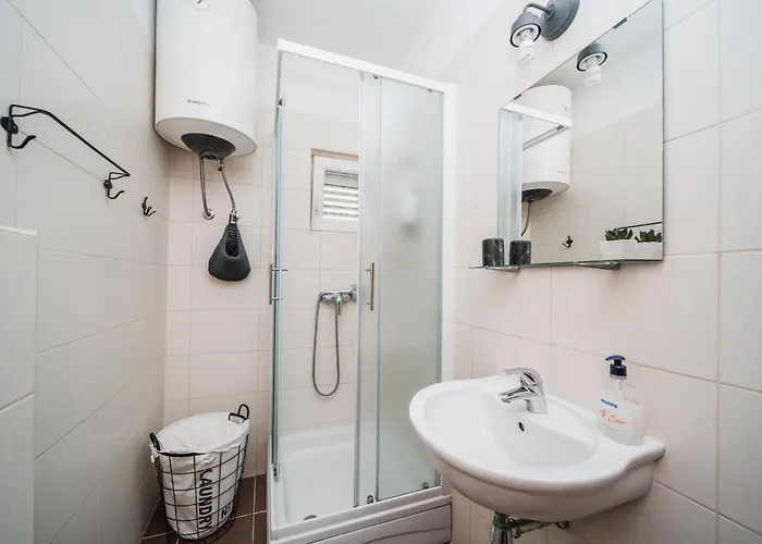 Violet Red Yellow Korčula