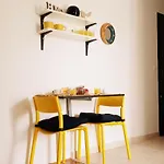 דירה Violet Red Yellow קורצולה