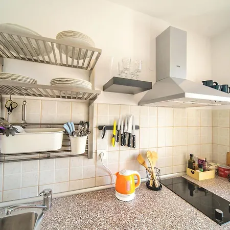 Violet Red Yellow Apartamento