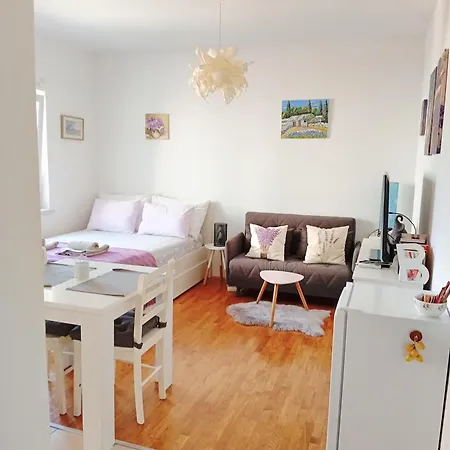 Violet Red Yellow Korčula