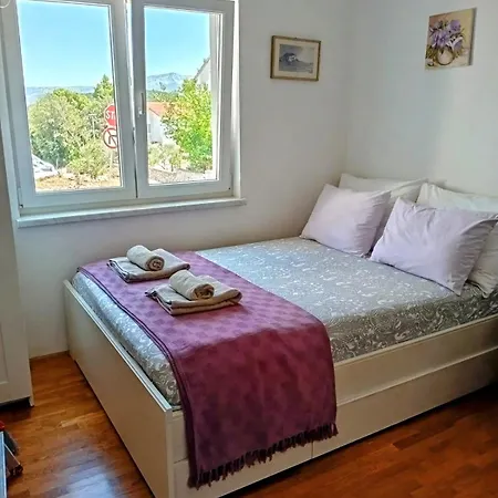 Apartman Violet Red Yellow