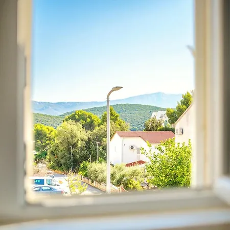 Violet Red Yellow * Korcula Town