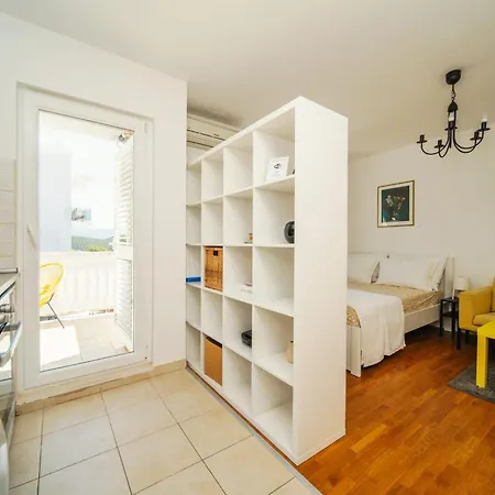 Violet Red Yellow Apartman *