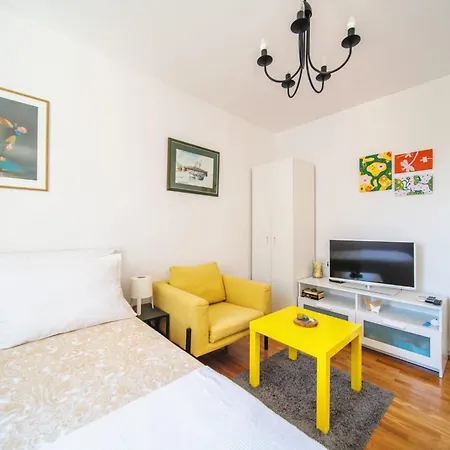 Apartman Violet Red Yellow Korcula Town