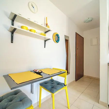 Violet Red Yellow Apartamento