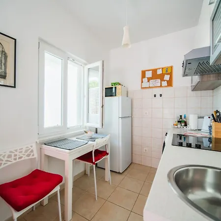 Violet Red Yellow Apartman *