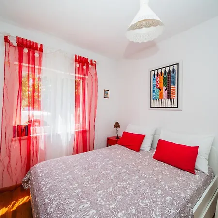 Apartman Violet Red Yellow