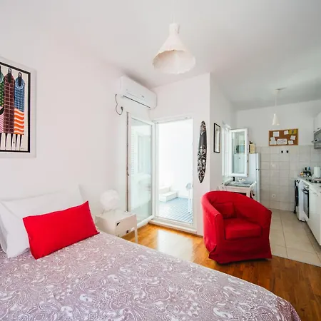 Violet Red Yellow Apartman