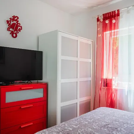 Violet Red Yellow Apartman