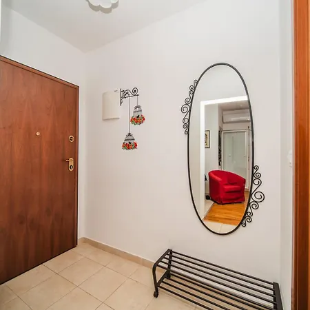 Violet Red Yellow Apartman *