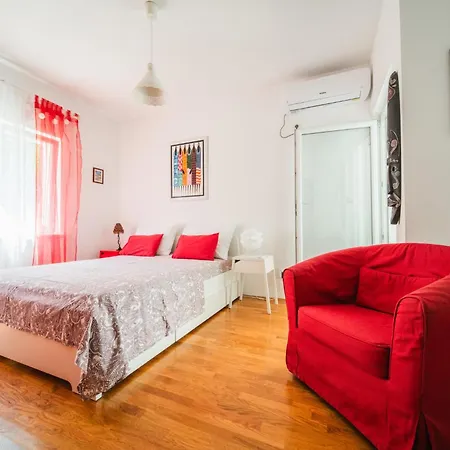 Violet Red Yellow Apartman