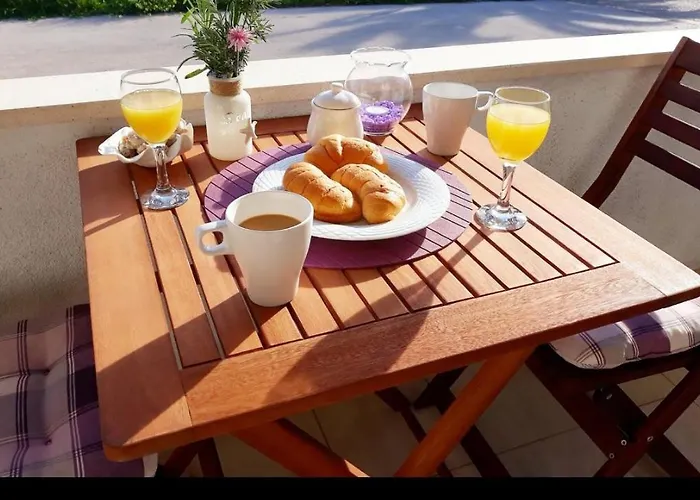 Violet Red Yellow * Korčula