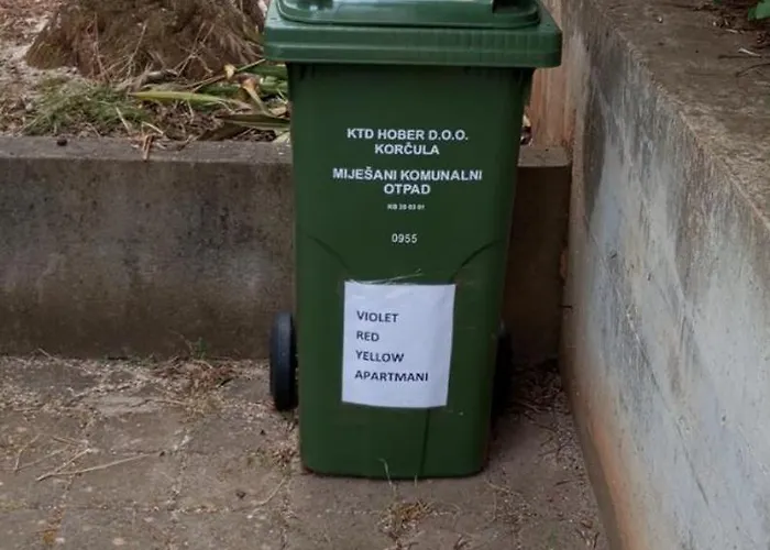 Violet Red Yellow Korčula