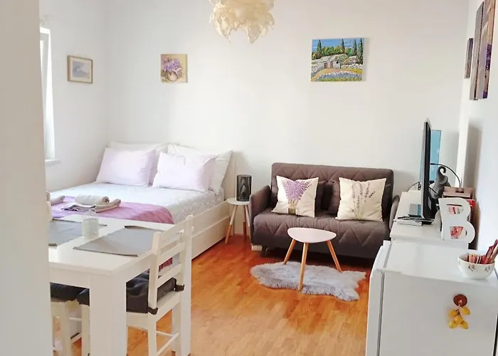 Violet Red Yellow Korčula