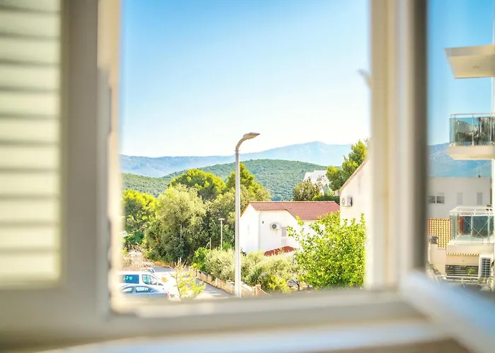 Violet Red Yellow * Korčula