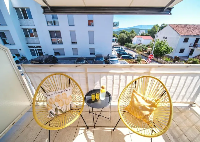 Violet Red Yellow Korčula