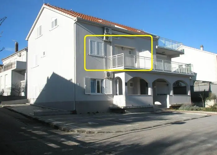 Apartman Violet Red Yellow